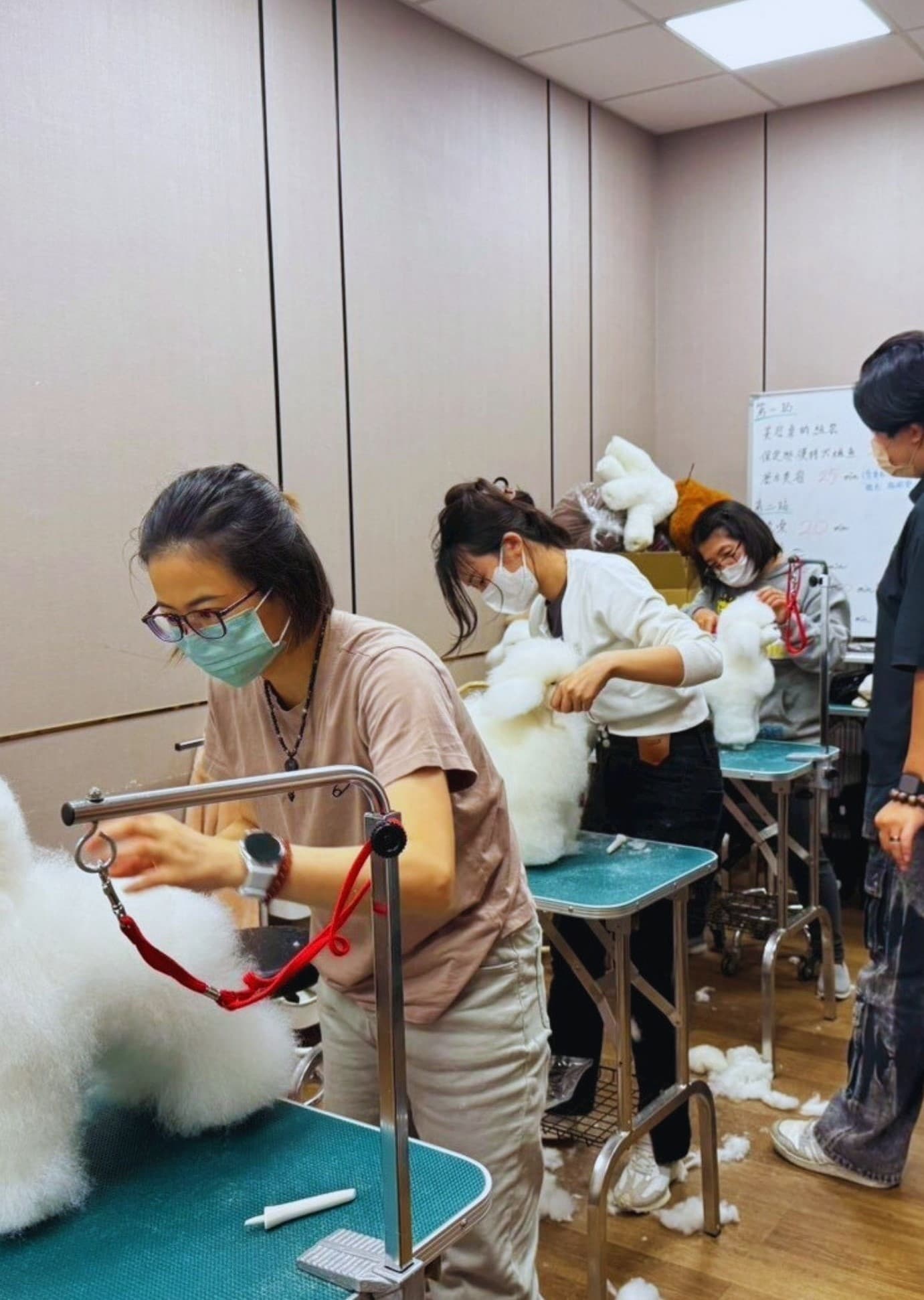 多位學員戴口罩專注實作